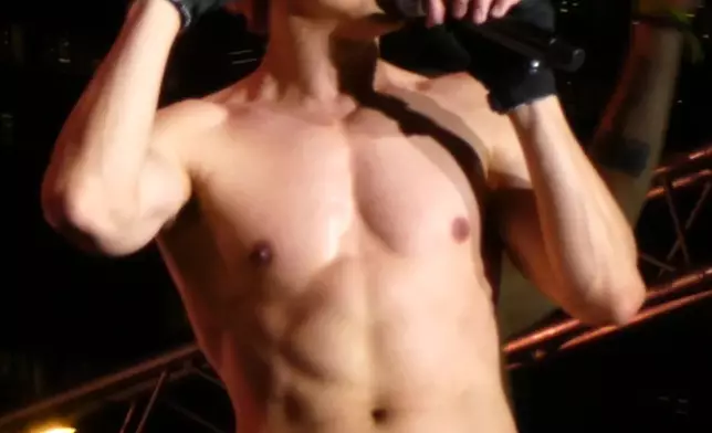 Kenny於表演期間興之所至，當眾脫去上衣，大騷鋼條般的胸肌與六塊腹肌，更上演「自摸」舞步。網上圖片