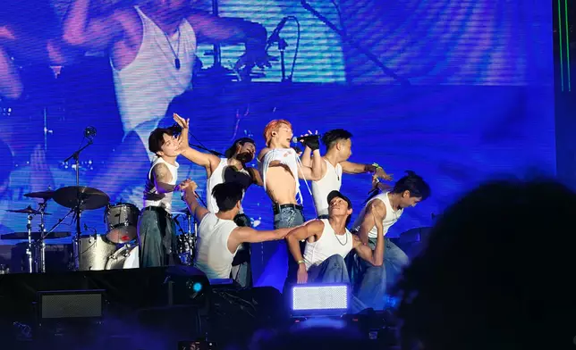 Kenny於表演期間興之所至，當眾脫去上衣，大騷鋼條般的胸肌與六塊腹肌，更上演「自摸」舞步。網上圖片