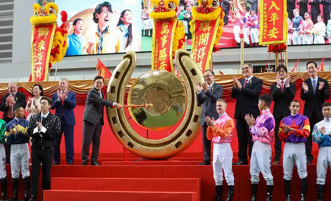2025-26馬季開鑼日開幕儀式在沙田馬場馬匹亮相圈舉行，行政長官李家超敲響銅鑼，標誌著新馬季展開。