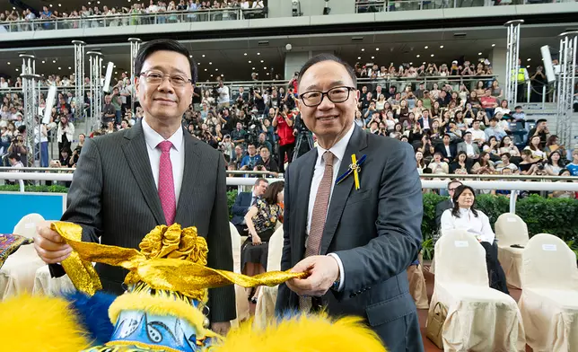 行政長官李家超及馬會主席廖長江(右)一同主持醒獅點睛儀式