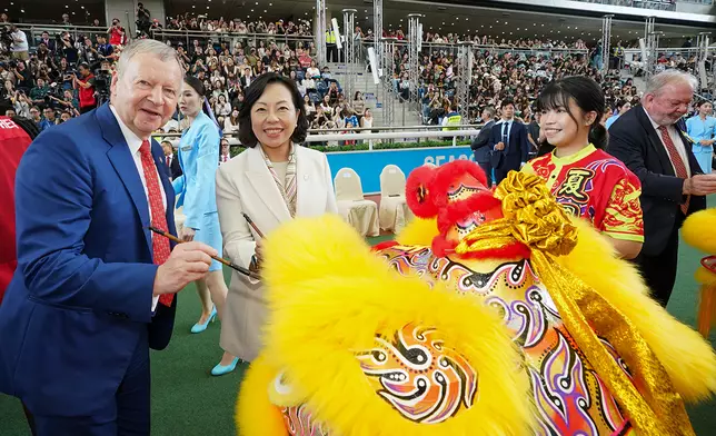 馬會行政總裁應家柏及民政及青年事務局局長麥美娟為醒獅點睛