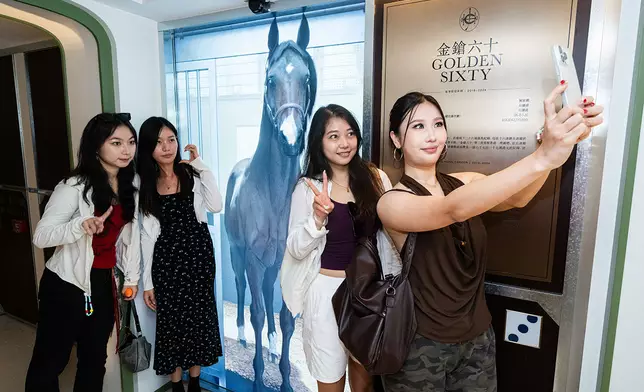 重慶旅客畢小姐(右一)和朋友張小姐(右二)等友人一同參觀新啟用的「連薈」，率先體驗數碼互動設施，並與3D數碼技術還原的三屆香港馬王「金鎗六十」在虛擬馬房中互動