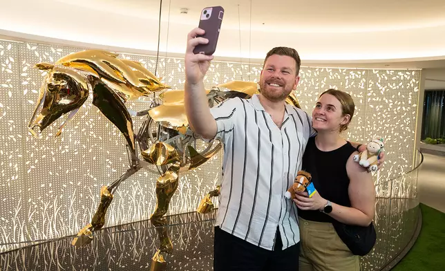 澳洲旅客Hamill夫婦特地來港觀賞開鑼日賽事，現場欣賞「嘉應高昇」出戰香港特區行政長官盃