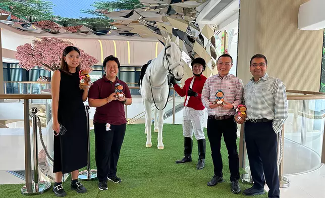 美國史丹佛大學商學院管理課程的校友及學生也趁來港觀光期間到訪沙田馬場