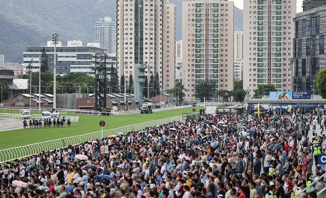 2025-26馬季開鑼日吸引大批馬迷及旅客入場觀賽，現場氣氛熱鬧。