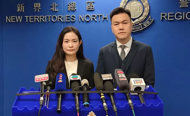 警方新界北總區科技及財富罪一案組總督察王玉欣（左）及高級督察盧震綱（右）簡布案情。