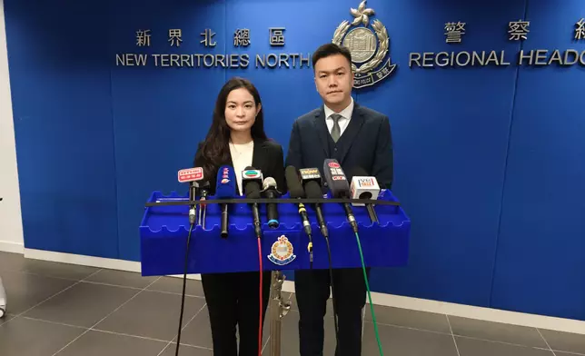 警方新界北總區科技及財富罪一案組總督察王玉欣（左）及高級督察盧震綱（右）簡布案情。