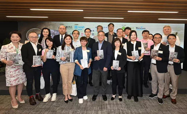 作家屈穎妍（前排左五）與圈傳媒總社長、青識教育發展中心董事張瑞蓮（前排右三）和立法會議員及辦學團體大合照。