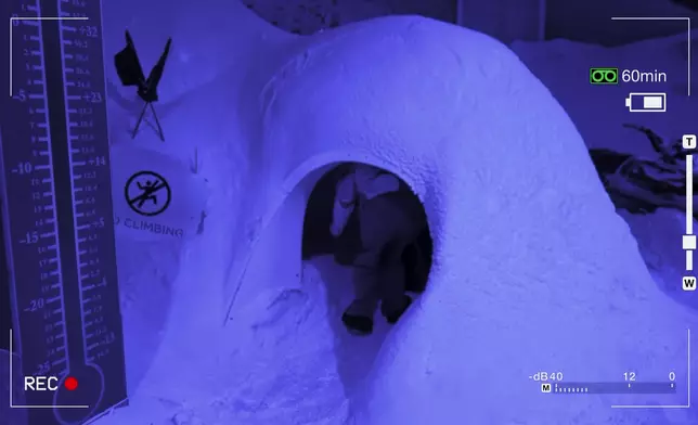 真係凍到要匿入冰屋！