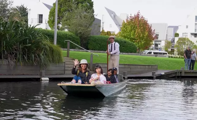 Christy和Kasey在基督城內的遊湖之旅