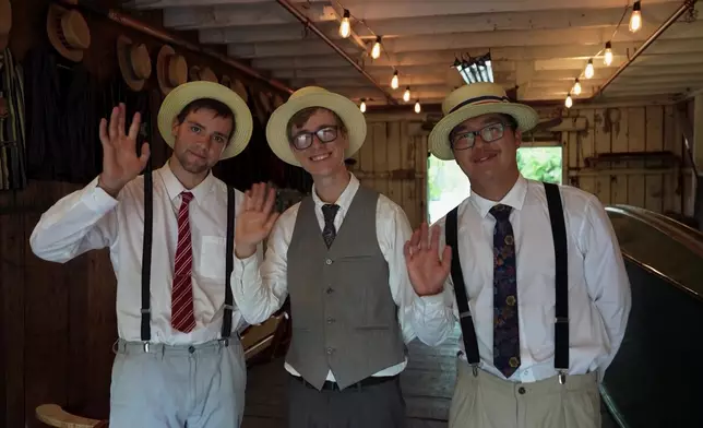 船長們同時兼顧拉船和講解工作，呢個笑容100分！