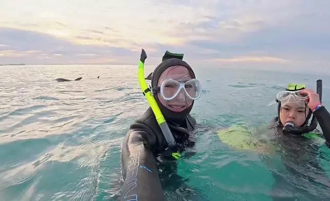 明晚播出的一集，Christy和Kasey參與與海豚暢泳的活動