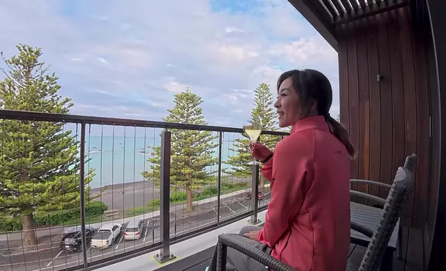 Christy入住以觀賞日出和日落聞名的酒店，酒店景觀坐擁大海景