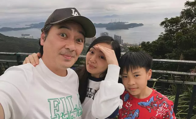 魯文傑初為人父同時，就需面對王維基不獲發牌面臨失業的打擊，他坦言感激已故的廖啟智，在最困難日子介紹他到浸會教演戲。