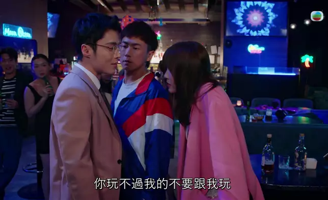 戚眉藐人＋金絲眼鏡是亮點！