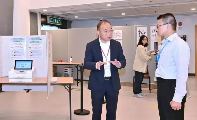 政制及內地事務局局長曾國衞上午巡視各個投票站。政制及內地事務局FB圖片
