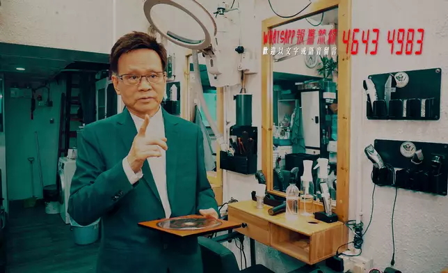 周漢明師傅及塔羅占卜師裸泳為觀眾排難解困。