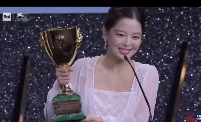 辛芷蕾哽咽舉起獎杯表示：「我想對我媽媽說，你看！」