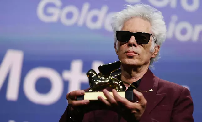 占渣木殊憑執導《Father Mother Sister Brother》獲得金獅獎。