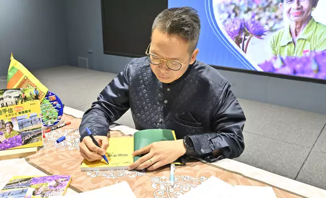 麥永接醫生細心為讀者簽名。