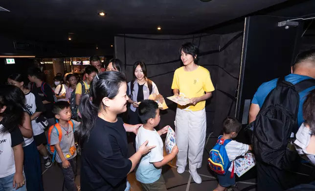 Gigi穿上鮮黃色的「小黃花」會Tee。