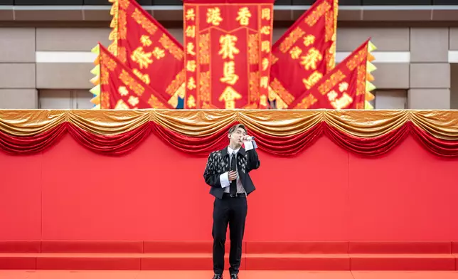 MC張天賦在「馬季開鑼日」開幕儀式上獻唱三首熱門歌曲。