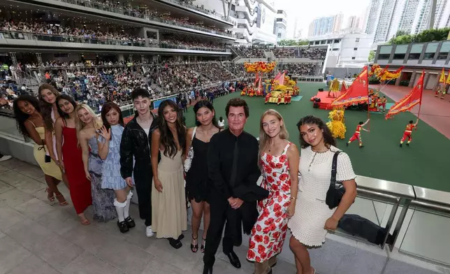 XIX Entertainment創辦人Simon Fuller（右三）聯同一眾Now United成員盛裝出席「202526馬季開鑼日」活動。