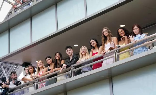 一眾Now United成員體驗現場觀賞賽馬的刺激氛圍。