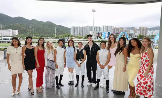 Now United成員與騎師鍾易禮（左五）、潘明輝（右五）及見習騎師黃寶妮（中）見面。