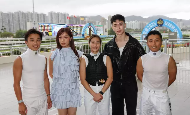 Now United隊員包括Ariel（左二）、王南鈞（Krystian）（右二）與騎師鍾易禮（左一）、騎師潘明輝（右一）與見習騎師黃寶妮（中）。