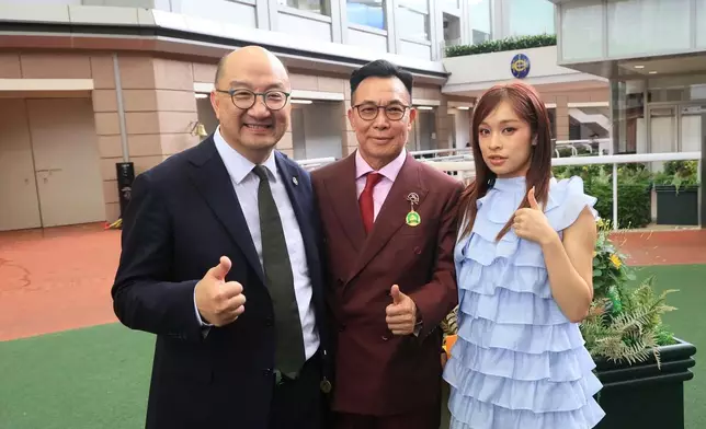 Now United 中國香港區代表Ariel 曾家瑩 (右）、「嘉應高昇」馬主嘉應團體之代表梁錫光（中）與香港賽馬會公司事務執行總監譚志源（左）合照。