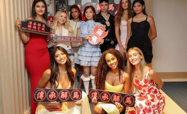 一眾Now United隊員率先參觀全新數碼賽馬體驗地標「天馬驛」，並在場內打卡。