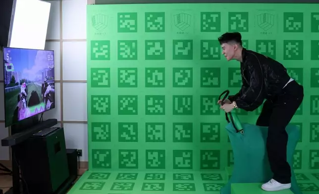 Krystian （王南鈞）化身騎師率先體驗在「天馬次元」的虛擬賽馬世界。