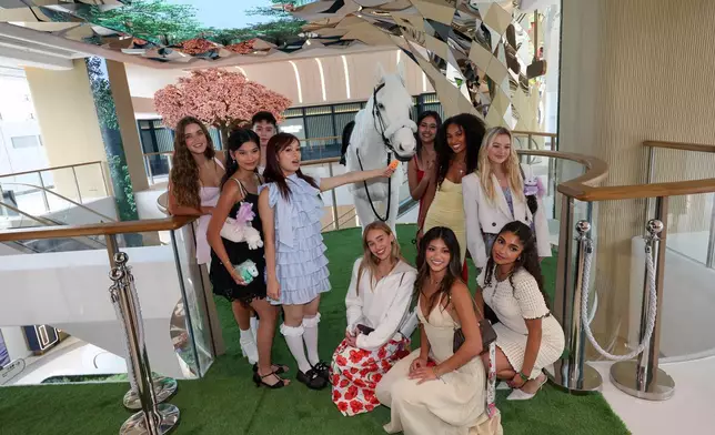 一眾Now United 成員率先參觀「天馬驛」及「連薈」，並在場內打卡。