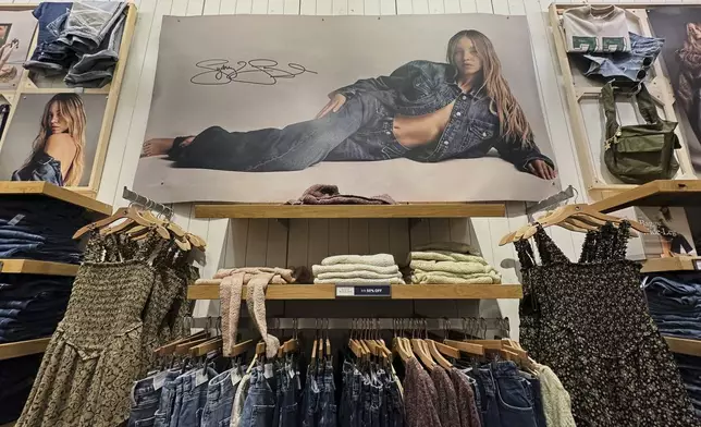 Sydney Sweeney因其American Eagle牛仔褲廣告中的標語「Sydney Sweeney has great jeans」而陷入「美化白人基因」的爭議。AP圖片