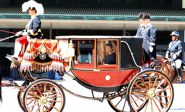 悠仁親王身穿古代服飾，乘坐馬車離開東京皇宮前往成人禮典禮現場，慶祝其19歲生日。共同社/AP圖片