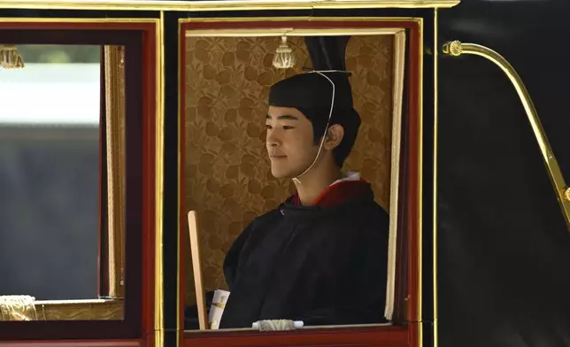 悠仁親王於9月6日生日當天，穿著傳統服裝，乘馬車離開皇宮，正式完成成人典禮。共同社/AP圖片