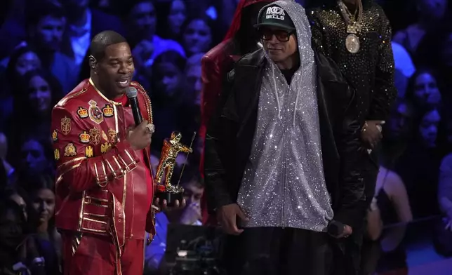 LL Cool J 頒發搖滾之鈴願景獎予饒舌歌手Busta Rhymes。AP圖片