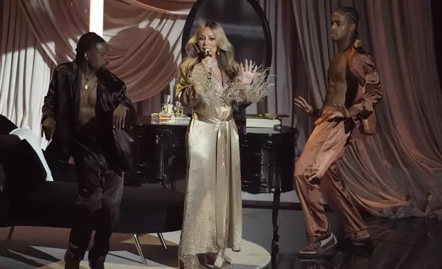 Mariah Carey 在典禮上獻唱經典歌曲串燒。 AP圖片