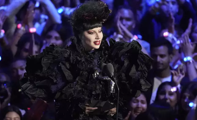 Lady Gaga榮獲年度藝人獎，並在台上接受獎項肯定。AP圖片
