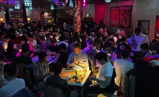 舊金山YLL麻雀俱樂部舉辦活動中，參加者專注於牌局，享受傳統遊戲帶來的社交樂趣。AP圖片