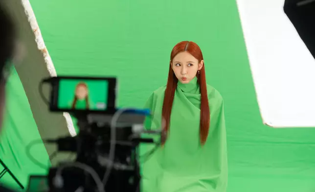 IvySo於綠幕前「沉浸式」演戲、模仿遊戲角色。