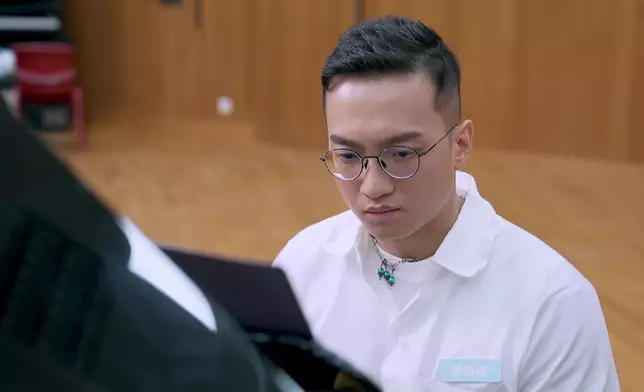 阿Matt彈琴個樣超專注、認真，果然好吸引。