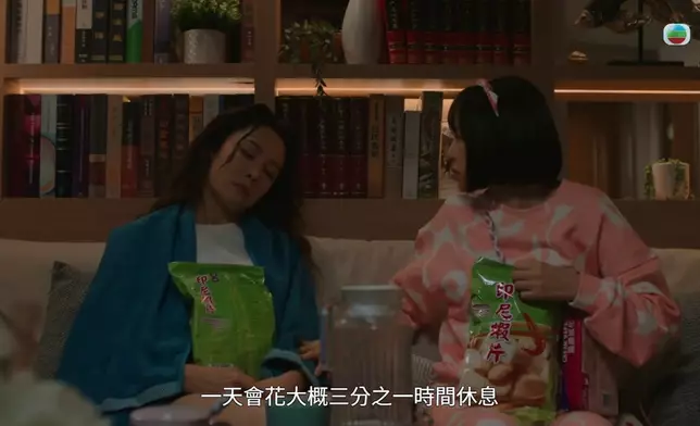 妹妹睇電視瞓著咗、但Zoie呢位家姐決定叫醒番佢，好任性。