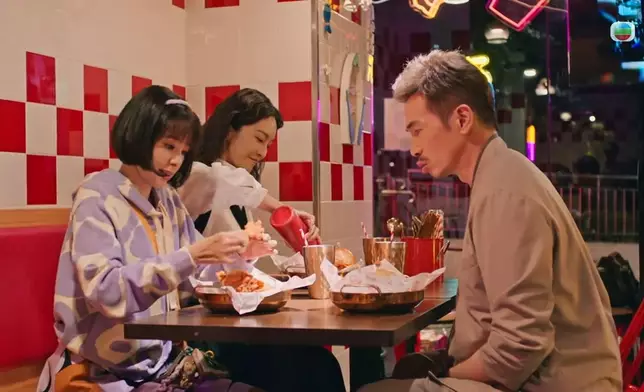 為咗突出角色鍾意食卜卜脆嘅嘢，劇組同Zoie都花咗好多心思，譚凱琪仲因為咁，為「穎茵」準備咗好多零食。