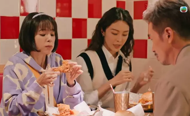 為咗突出角色鍾意食卜卜脆嘅嘢，劇組同Zoie都花咗好多心思，譚凱琪仲因為咁，為「穎茵」準備咗好多零食。