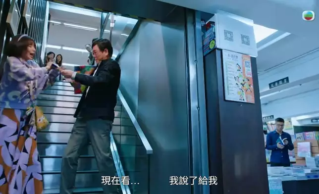 呢幕意外整跌咗爸爸陳嘉輝落樓梯嘅一幕，Zoie其實嚇到流咗眼淚，但呢滴眼淚流得勁Subtle，好真實又自然！