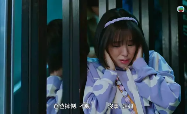 呢幕意外整跌咗爸爸陳嘉輝落樓梯嘅一幕，Zoie其實嚇到流咗眼淚，但呢滴眼淚流得勁Subtle，好真實又自然！