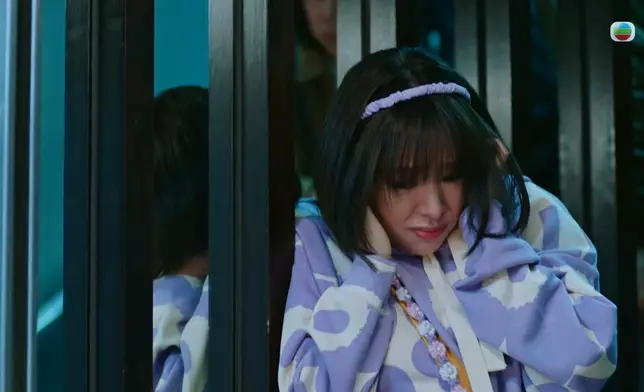 呢幕意外整跌咗爸爸陳嘉輝落樓梯嘅一幕，Zoie其實嚇到流咗眼淚，但呢滴眼淚流得勁Subtle，好真實又自然！