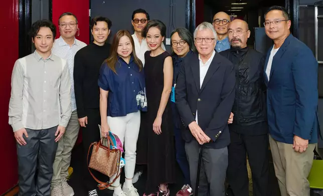 律政司司長林定國 （左二） 、文化體育及旅遊局局長羅淑佩 （左四）和「唔講得」台前幕後人員合照。